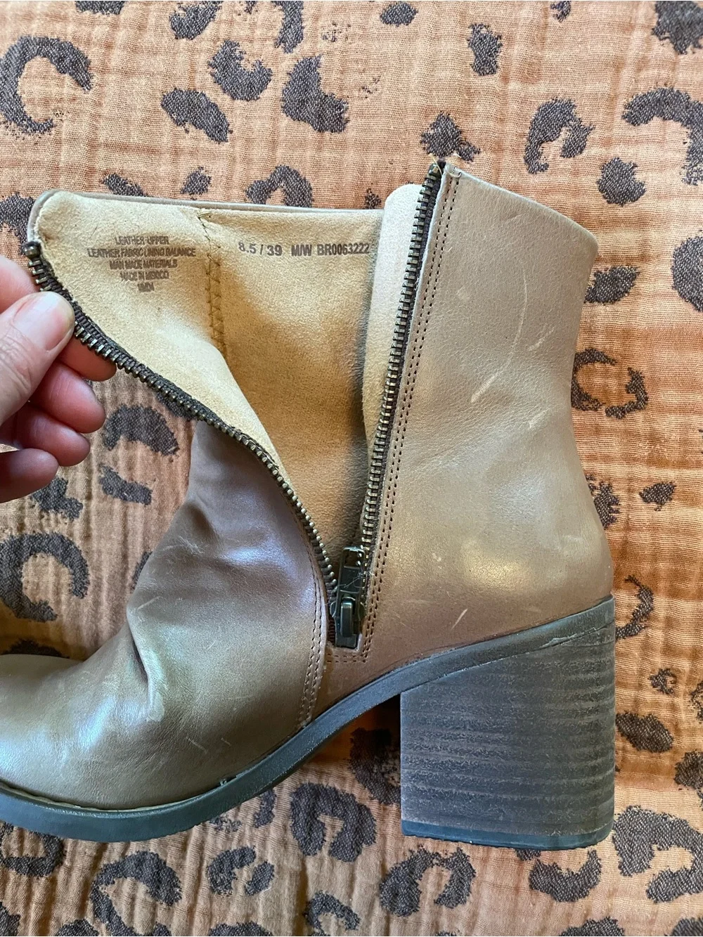 Born Leather 2.5” Heel Ankle Boots Like New Size 8.5